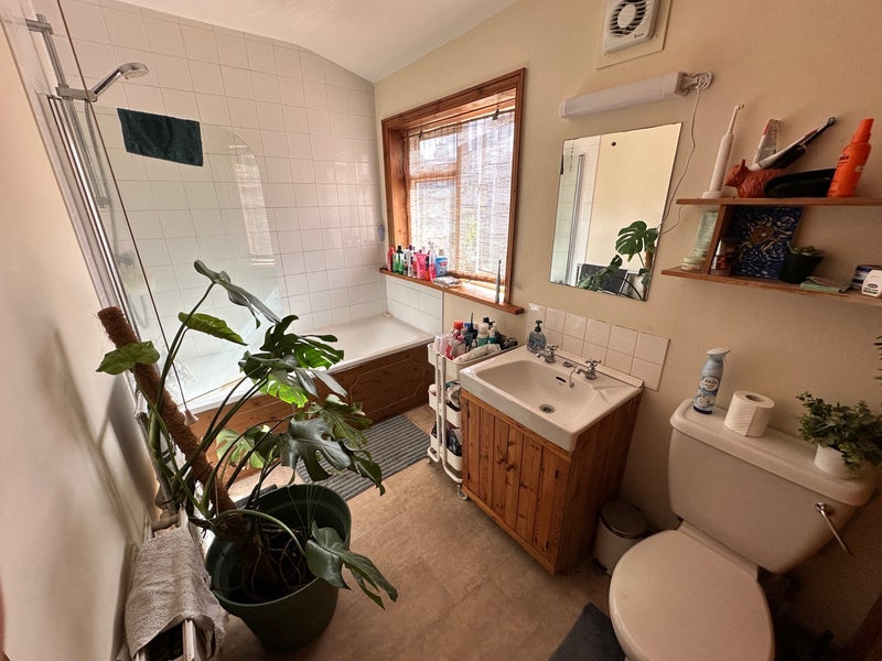 Room Noyna Road in Greater London
