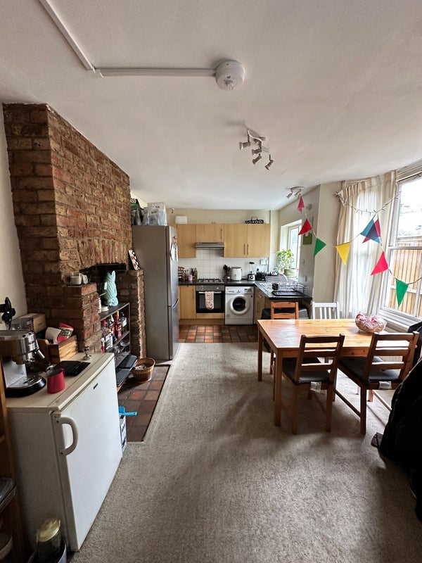 Room Noyna Road in Greater London