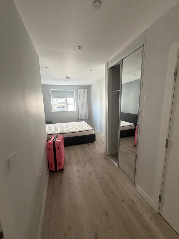 Room Wickford Way in Greater London