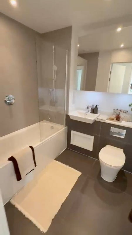Flat New Lion Way in Greater London