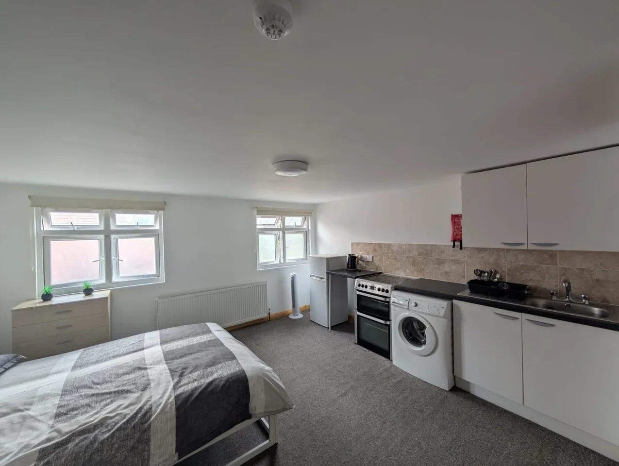 Flat Norfolk Avenue in Greater London