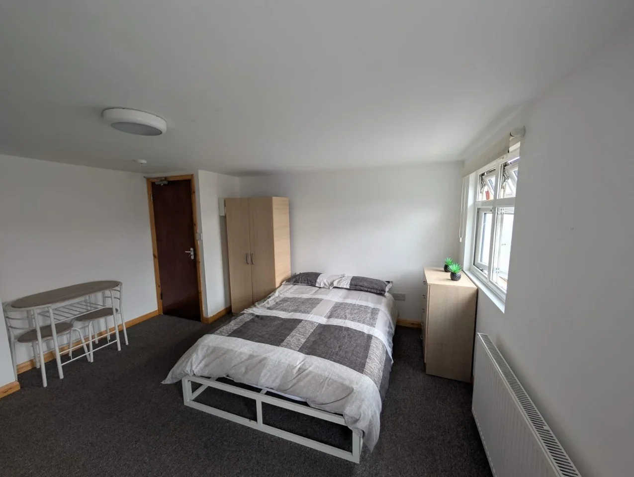 Flat Norfolk Avenue in Greater London