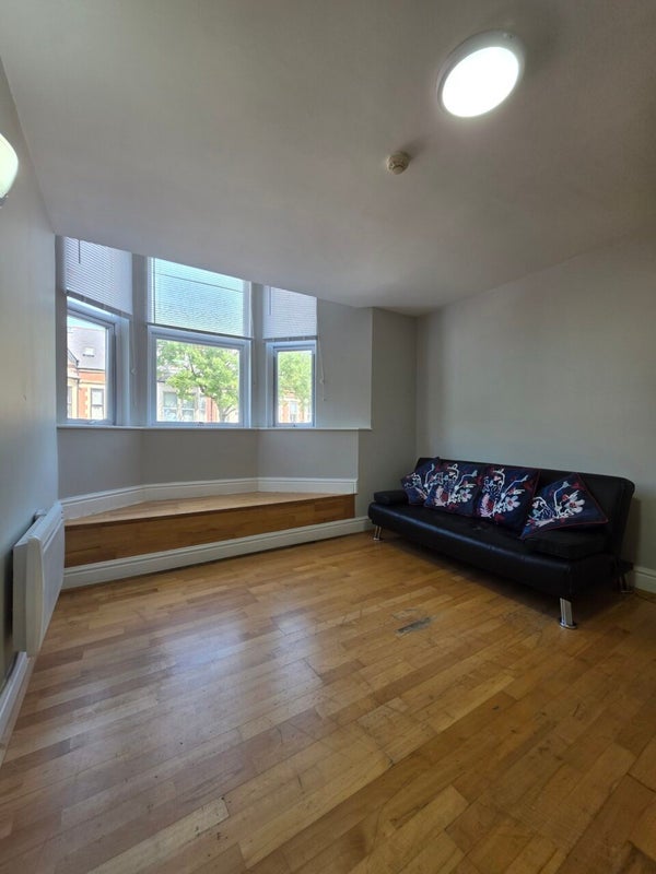 Flat Wellfield Court in Cardiff