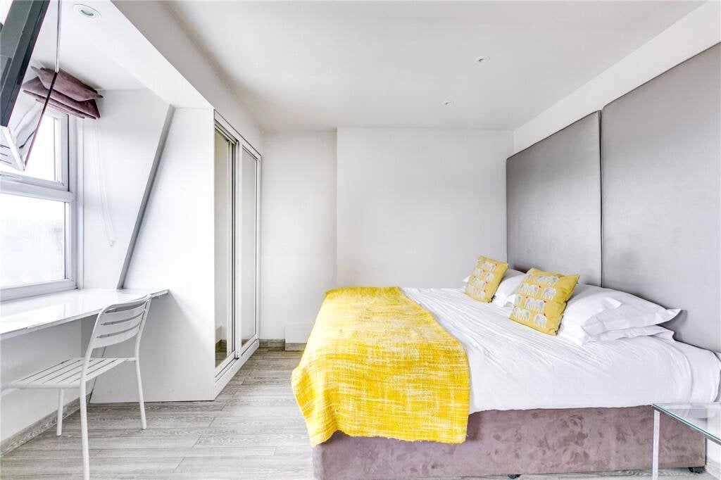 Flat Warwick Road in Greater London