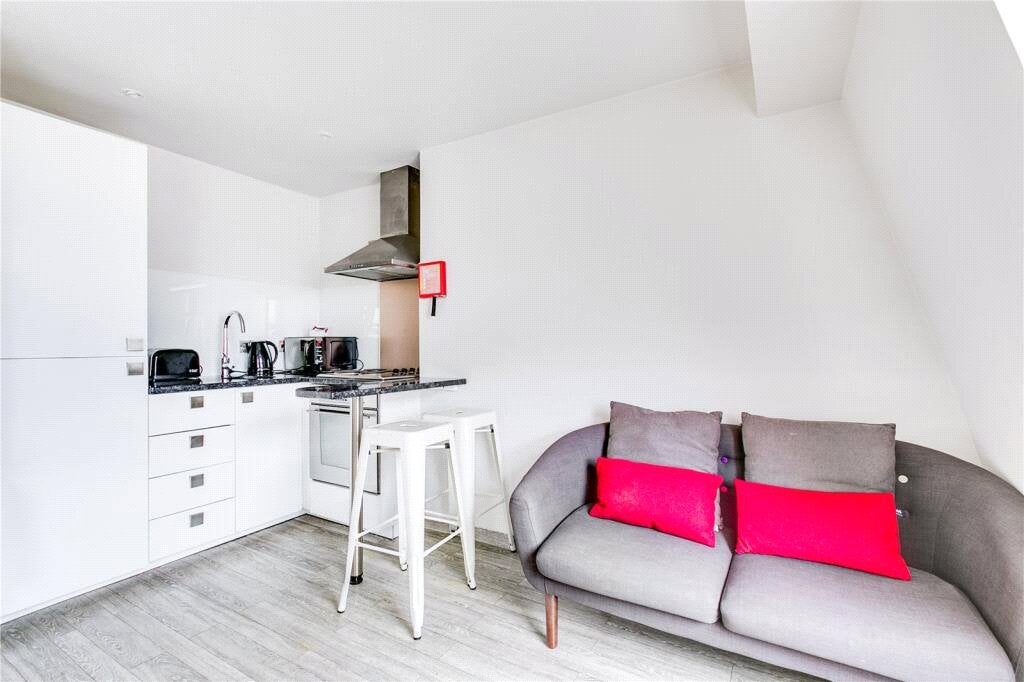 Flat Warwick Road in Greater London
