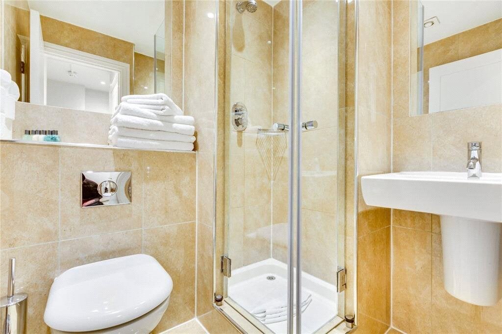 Flat Warwick Road in Greater London