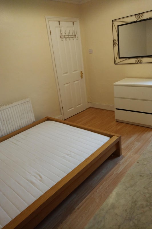 Room Hartfield Road in Greater London