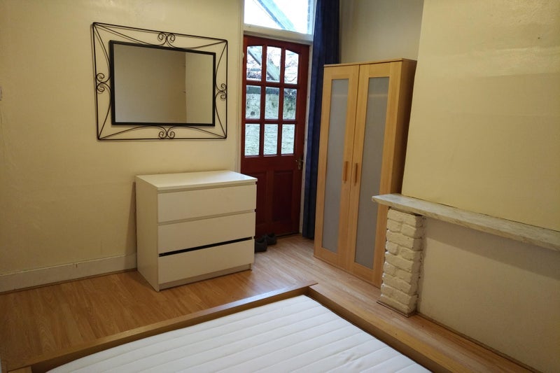 Room Hartfield Road in Greater London