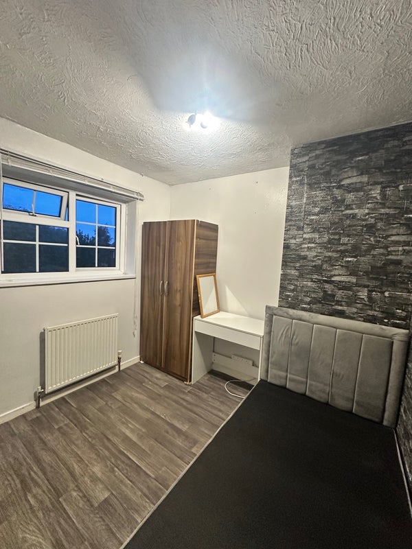 Room Bodiam Close in Crawley