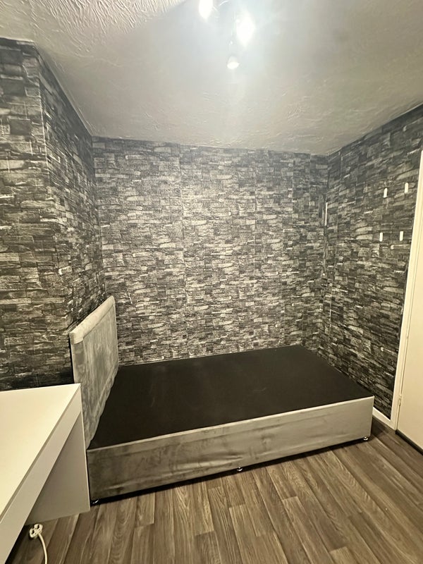 Room Bodiam Close in Crawley