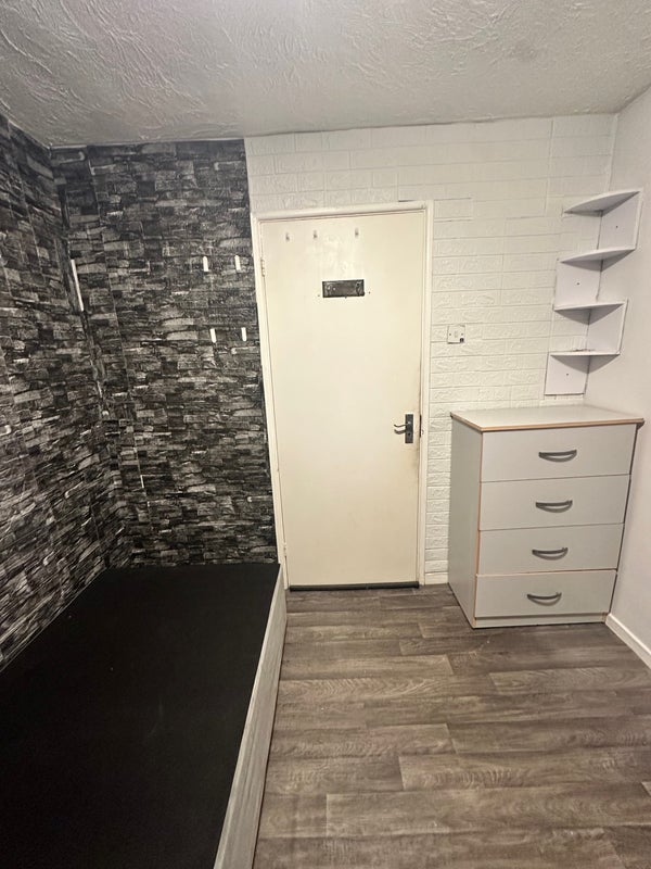 Room Bodiam Close in Crawley