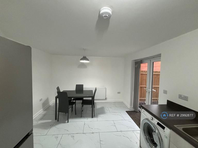 Room Fallow Road in Rothwell