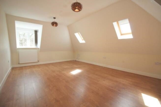 Flat Brackendale Court in Surrey Heath