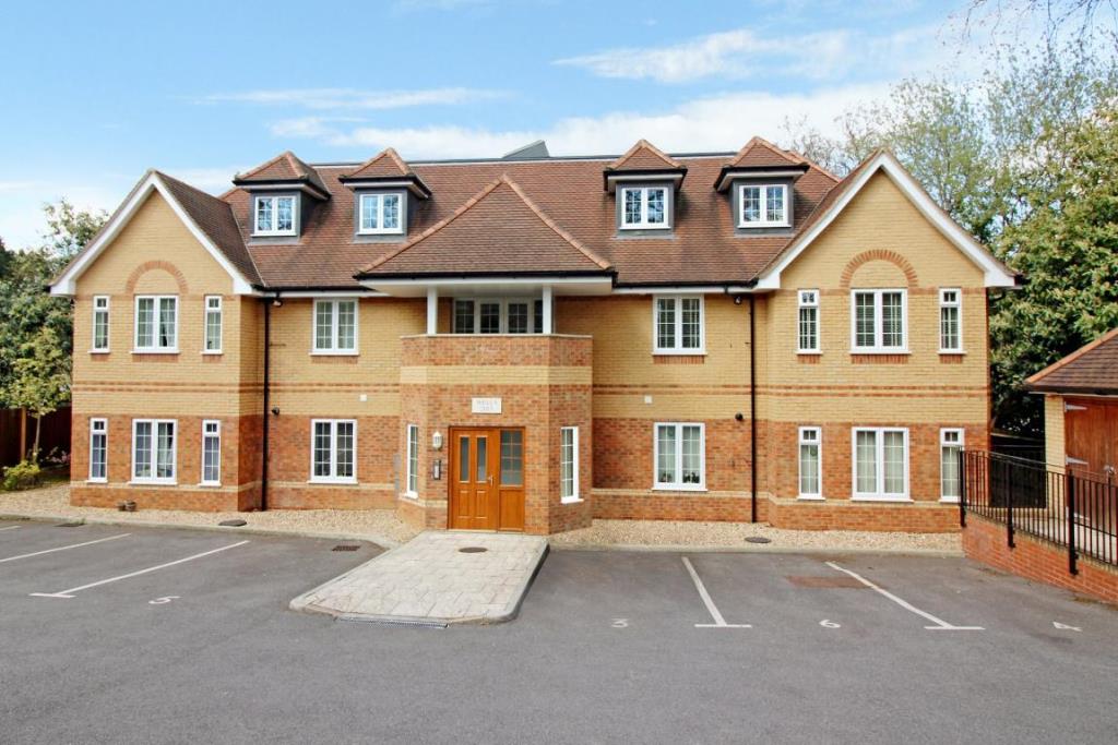 Flat Brackendale Court in Surrey Heath
