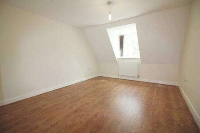 Flat Brackendale Court in Surrey Heath