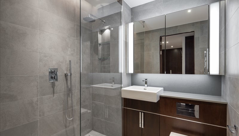 Flat Ponton Road in Greater London