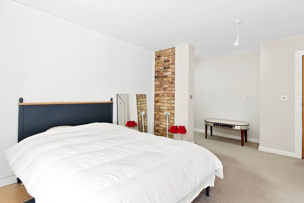 Flat Strayfield Road in Greater London