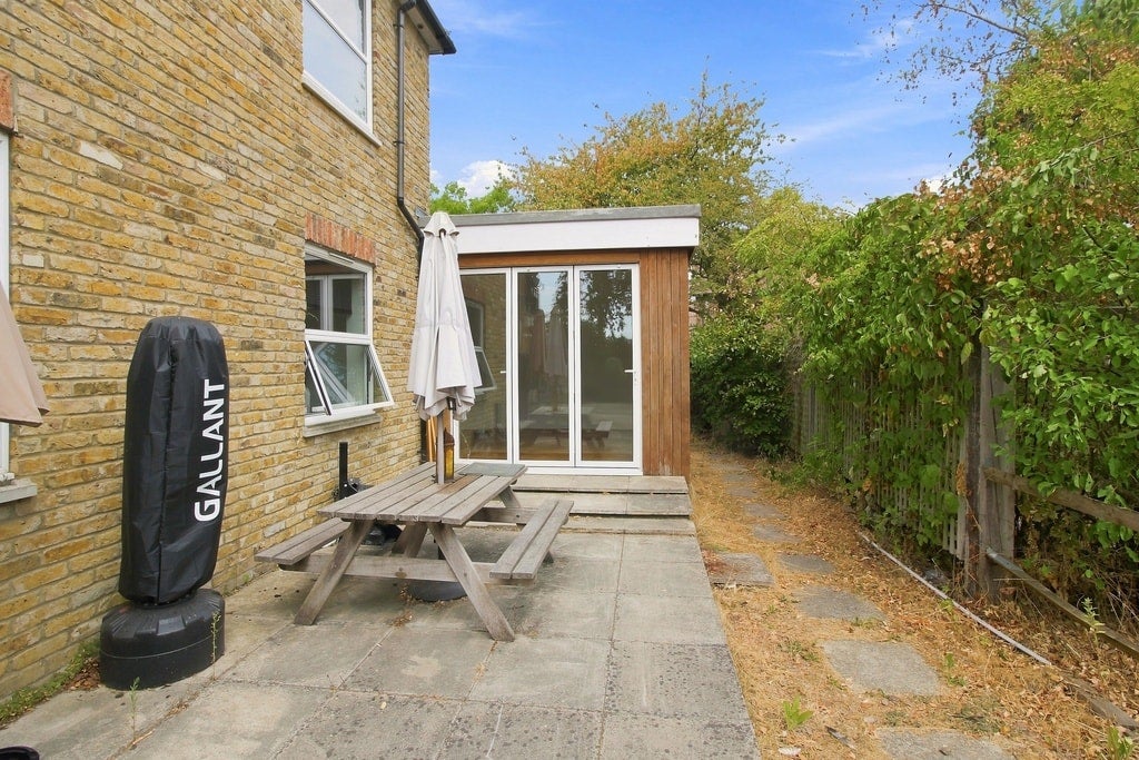 Flat Strayfield Road in Greater London