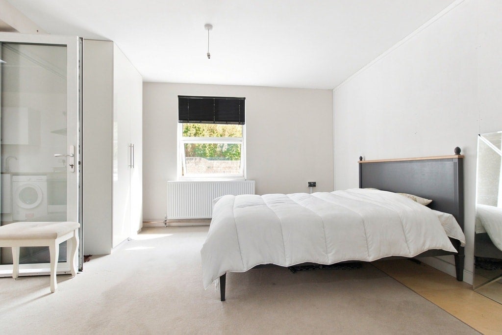 Flat Strayfield Road in Greater London