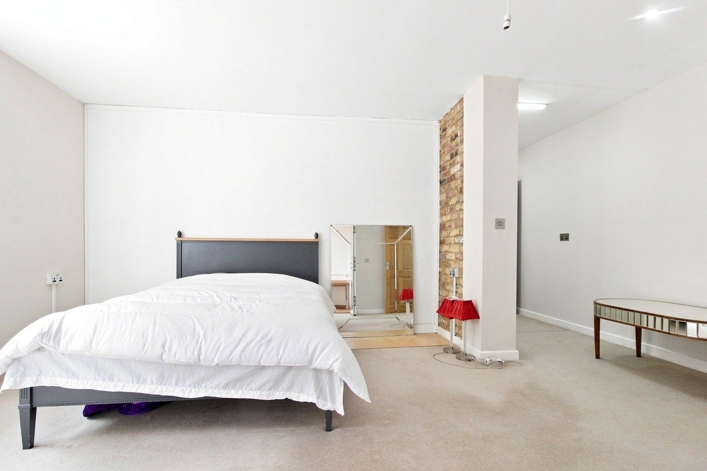 Flat Strayfield Road in Greater London