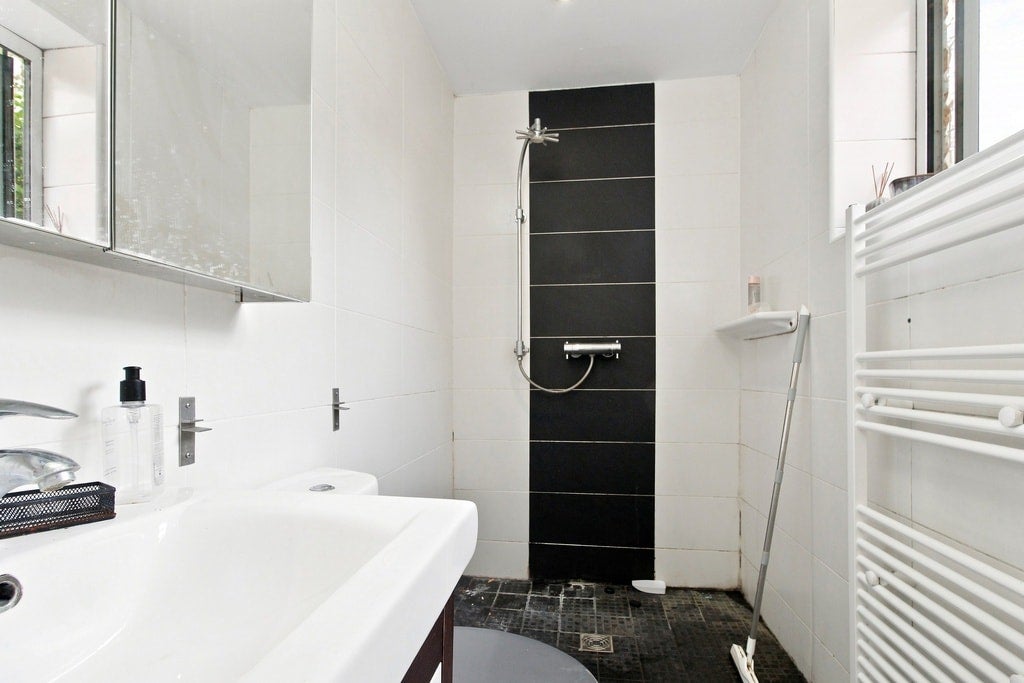 Flat Strayfield Road in Greater London