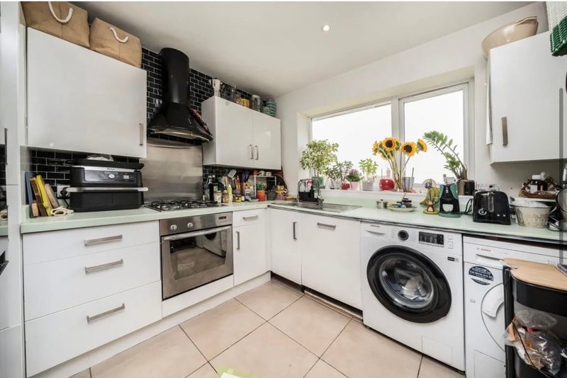 Room Sydney Road in Greater London