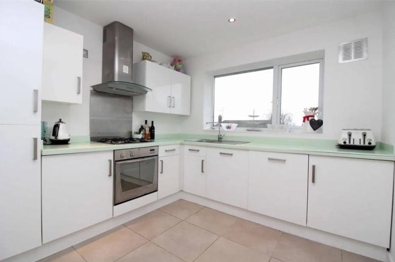 Room Sydney Road in Greater London