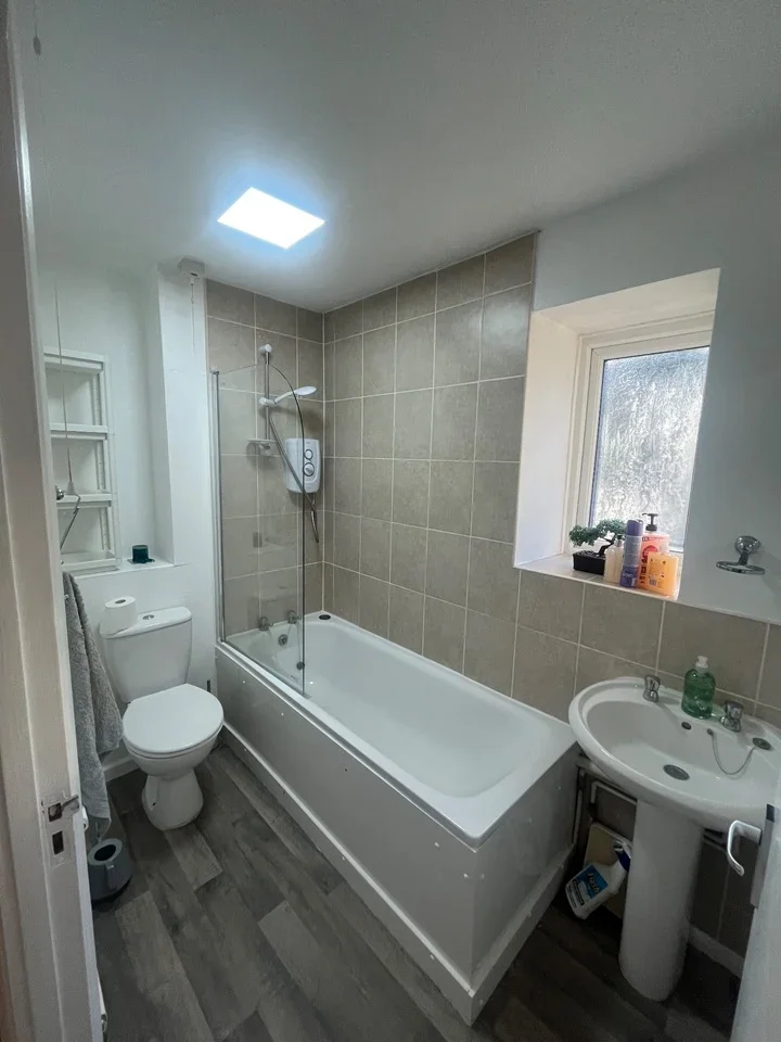 Flat Coombe Road in Greater London