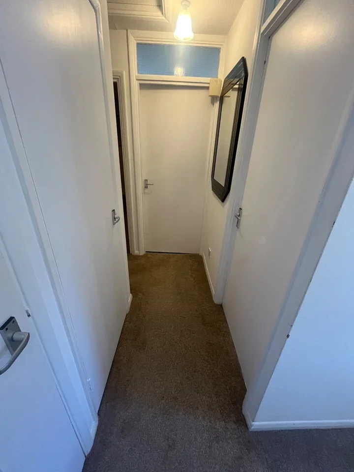 Flat Coombe Road in Greater London