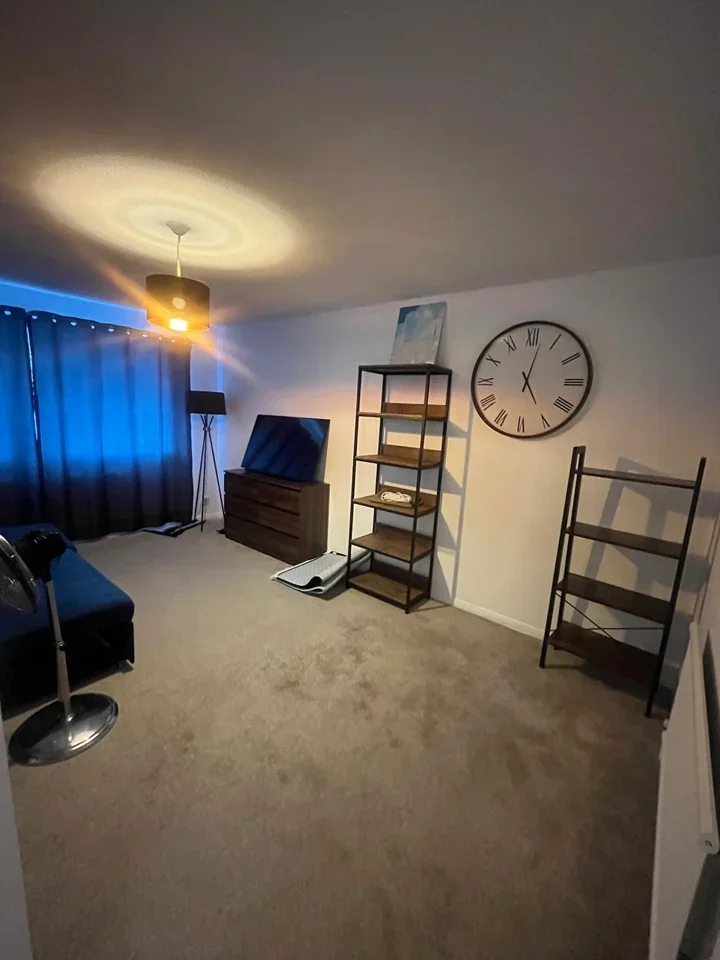 Flat Coombe Road in Greater London