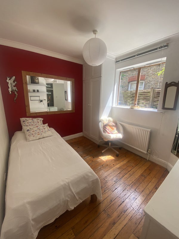Room Collingbourne Road in Greater London