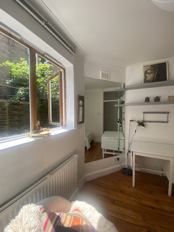 Room Collingbourne Road in Greater London
