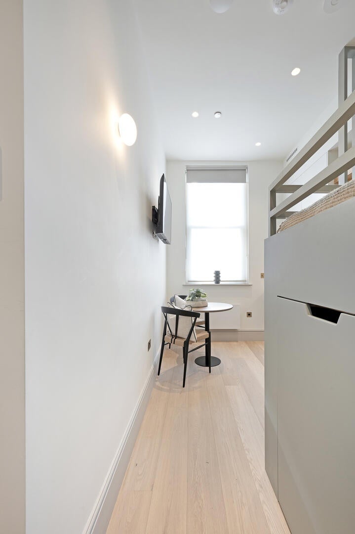 Flat Bramham Gardens in Greater London
