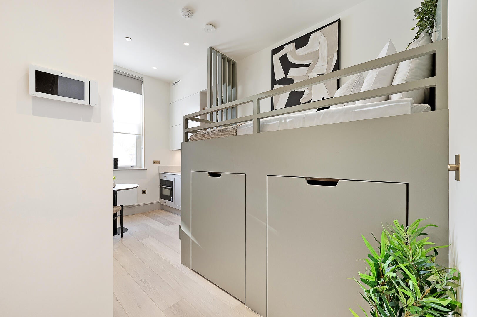 Flat Bramham Gardens in Greater London