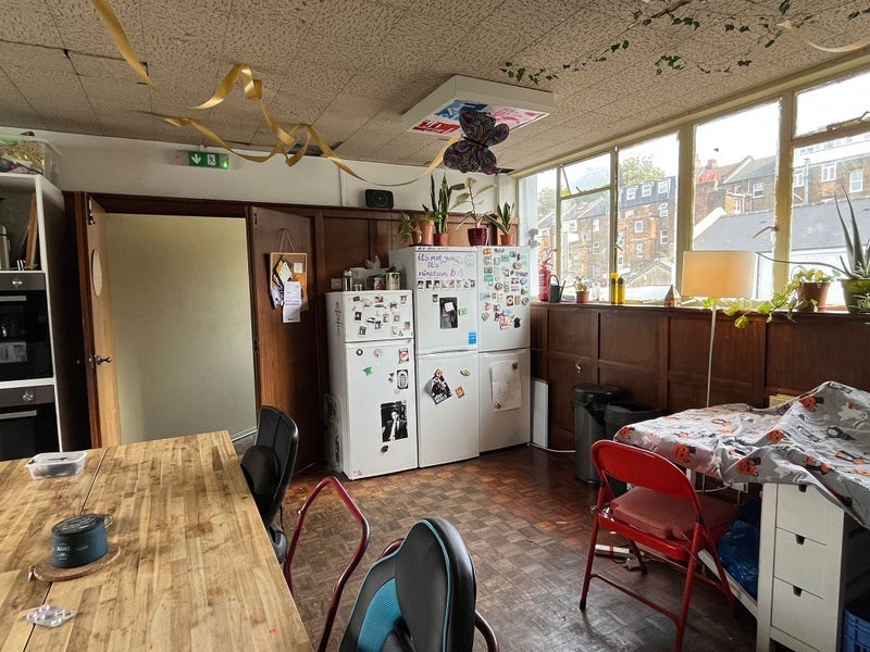 Room Tewkesbury Road in Greater London