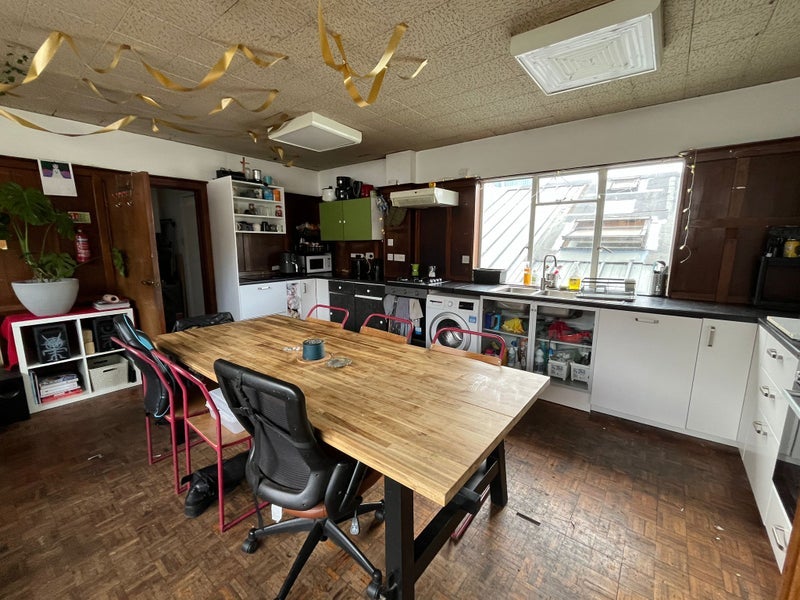 Room Tewkesbury Road in Greater London