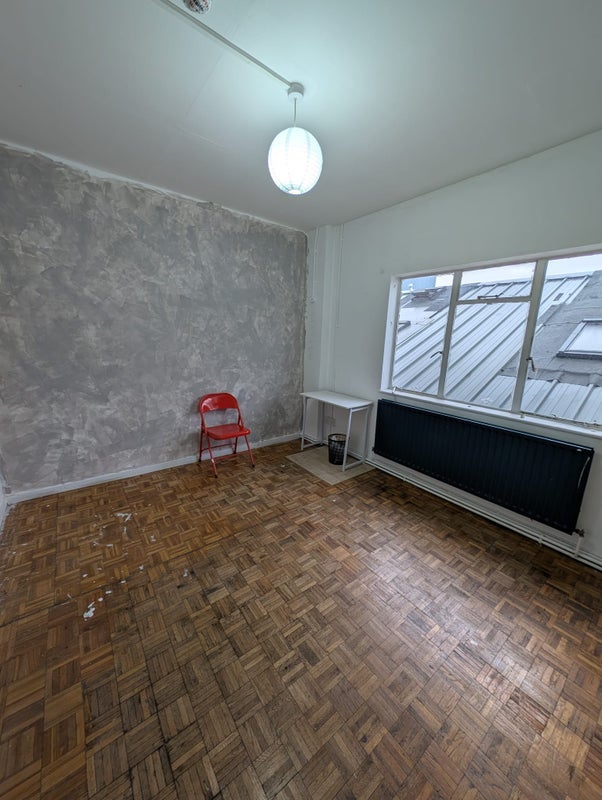 Room Tewkesbury Road in Greater London