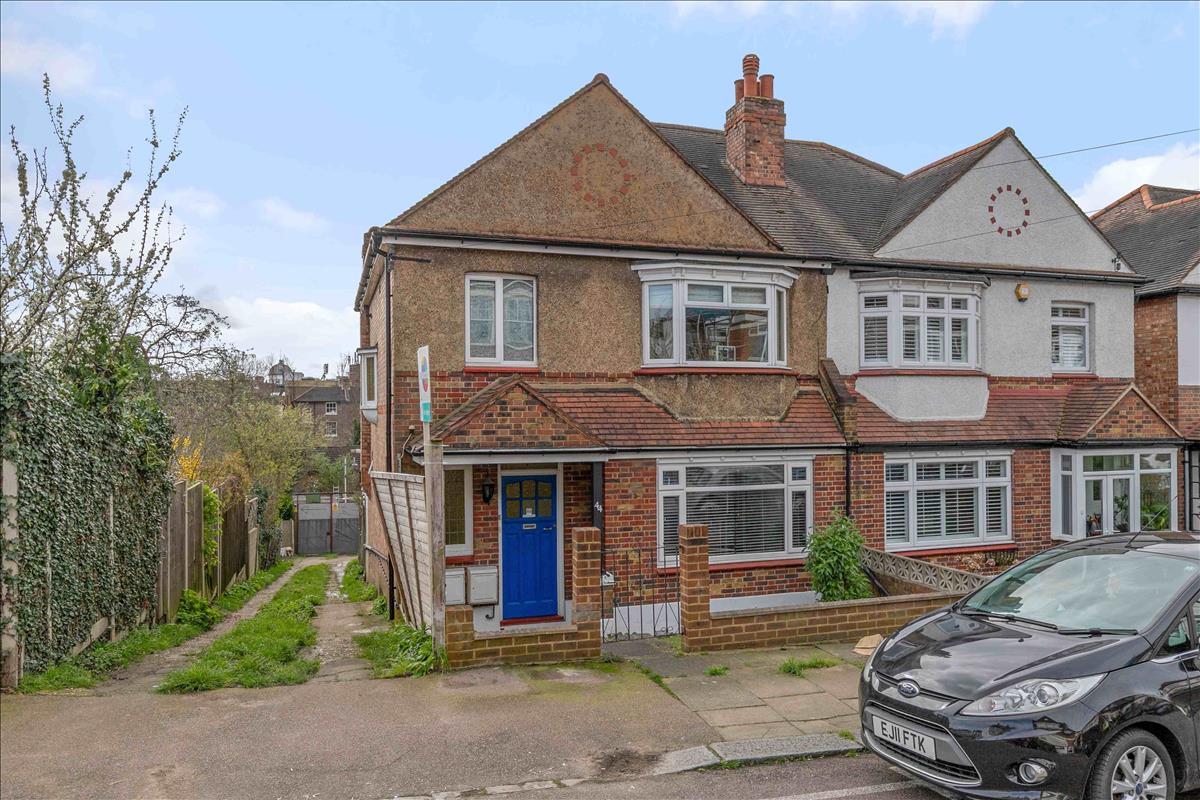 Flat Collingtree Road in Greater London