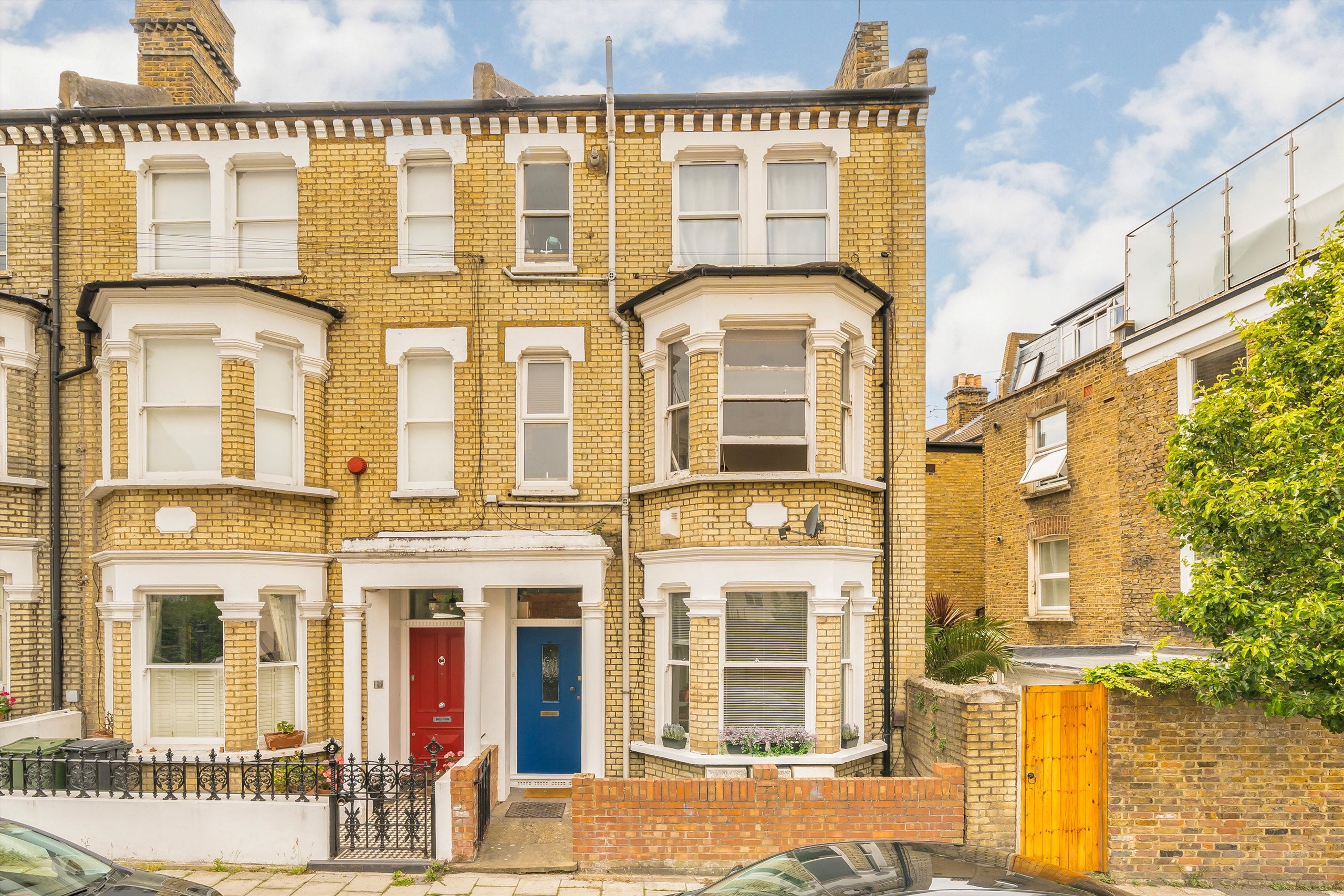 Flat Prideaux Road in Greater London