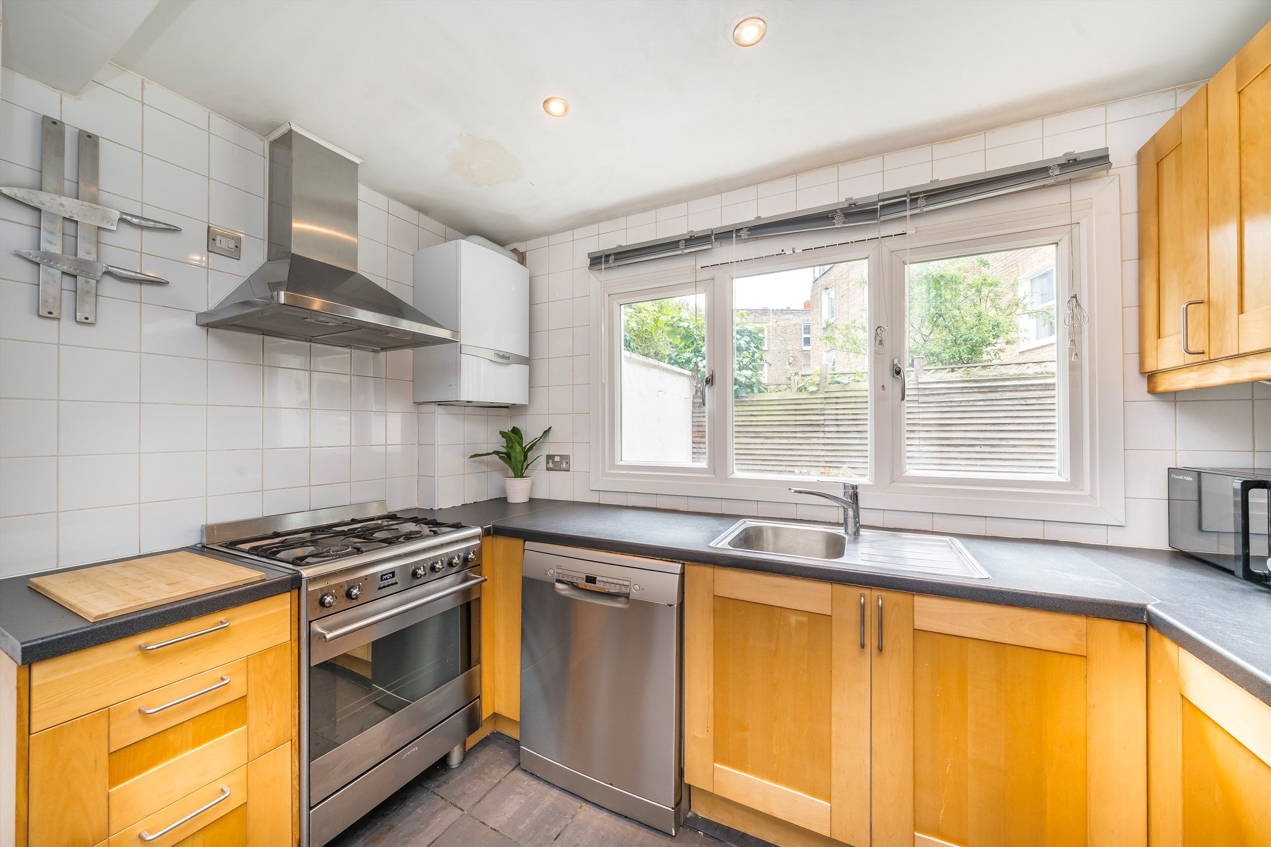 Flat Prideaux Road in Greater London