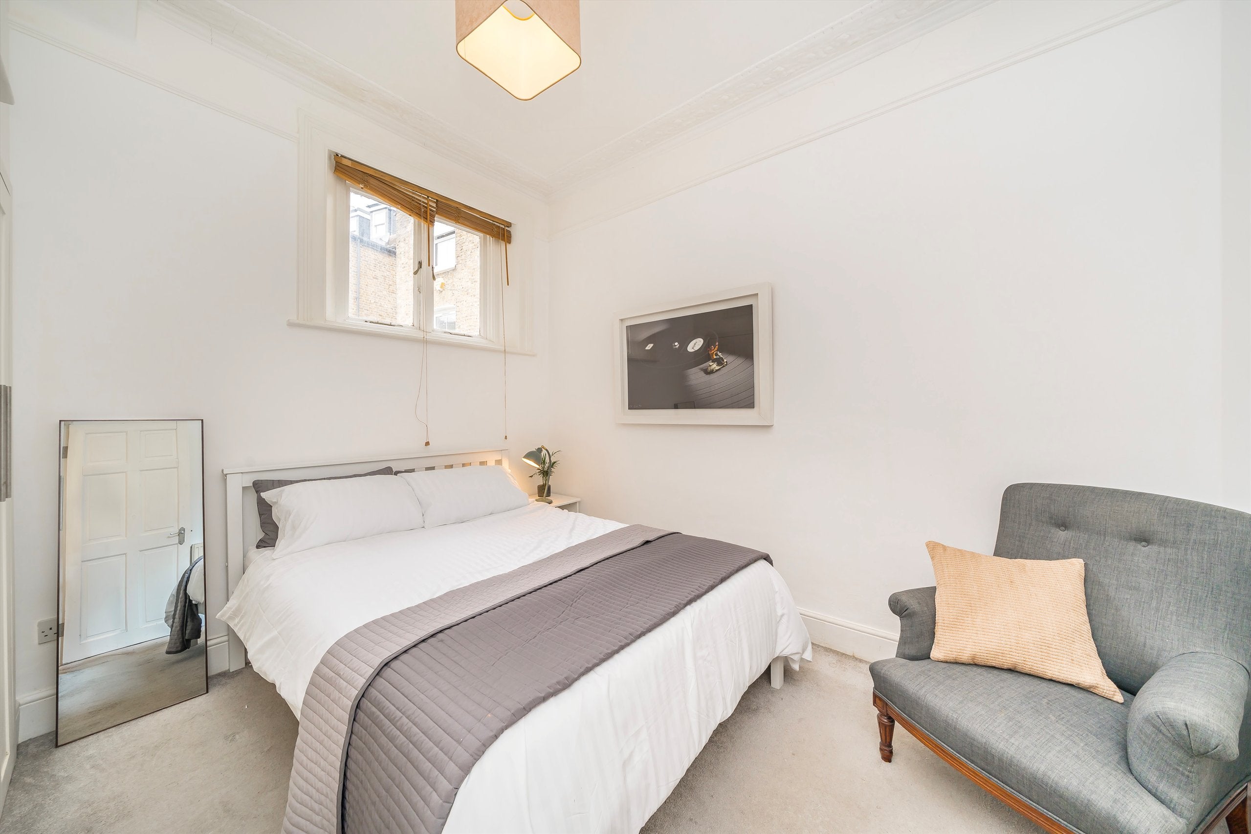 Flat Prideaux Road in Greater London