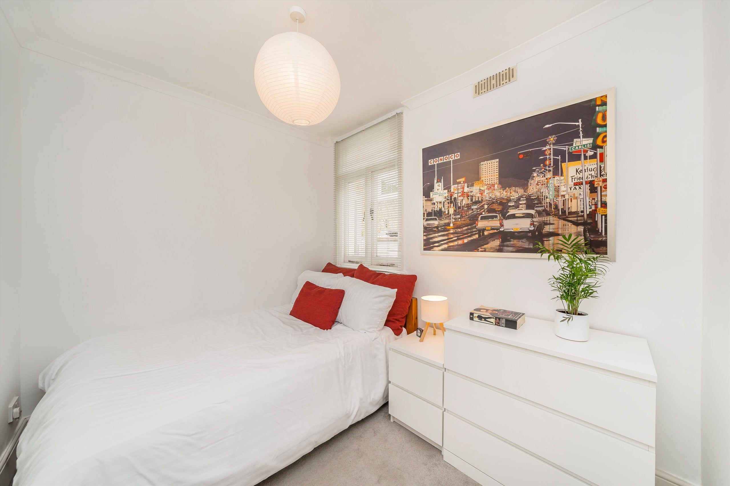 Flat Prideaux Road in Greater London