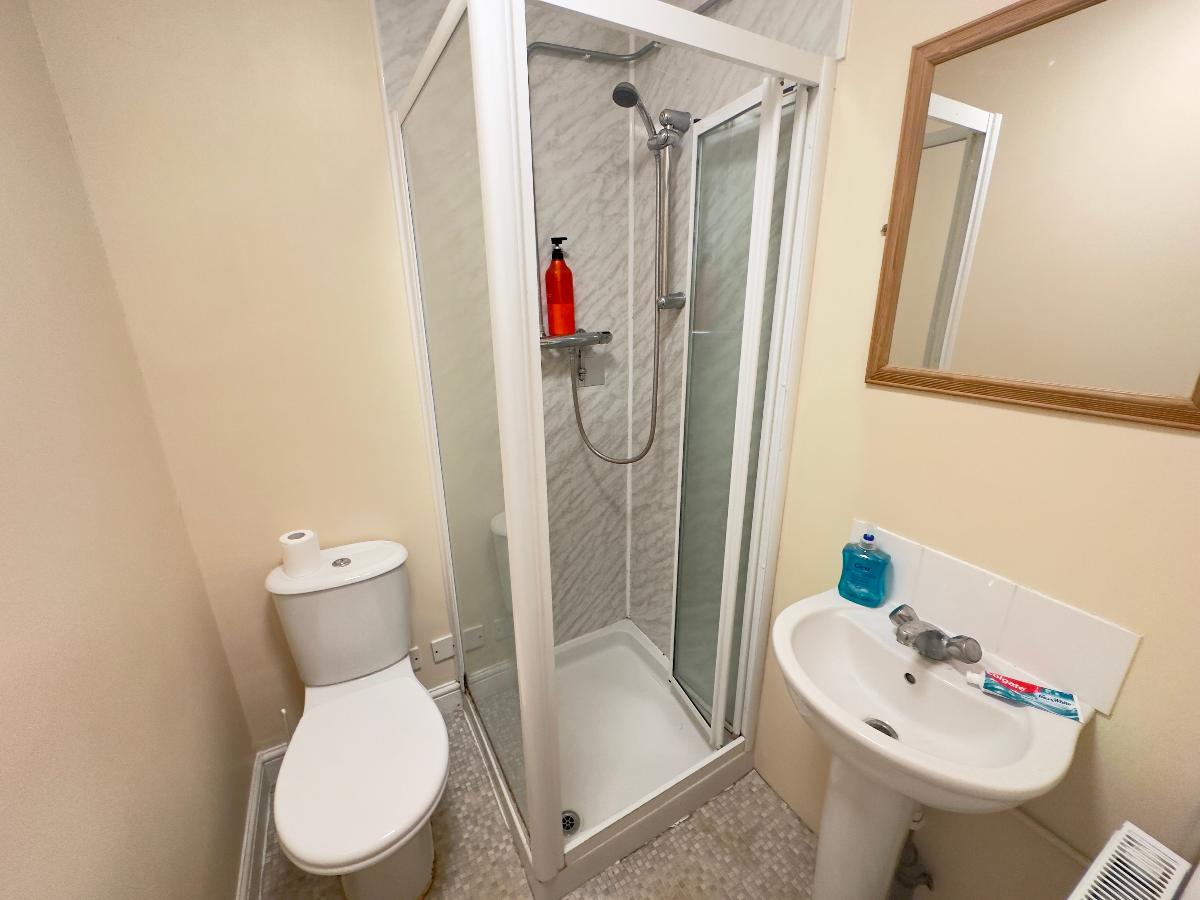 Room Halsway in Greater London