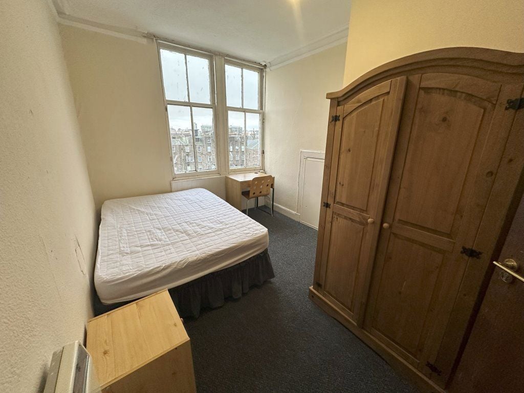 Flat Commercial Court in Dundee