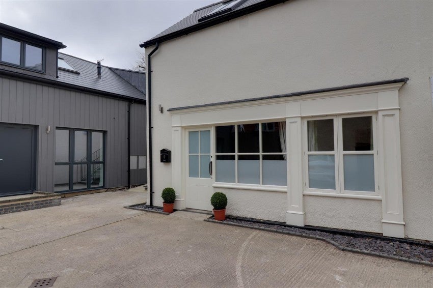 Flat Lewis Lane in Cirencester