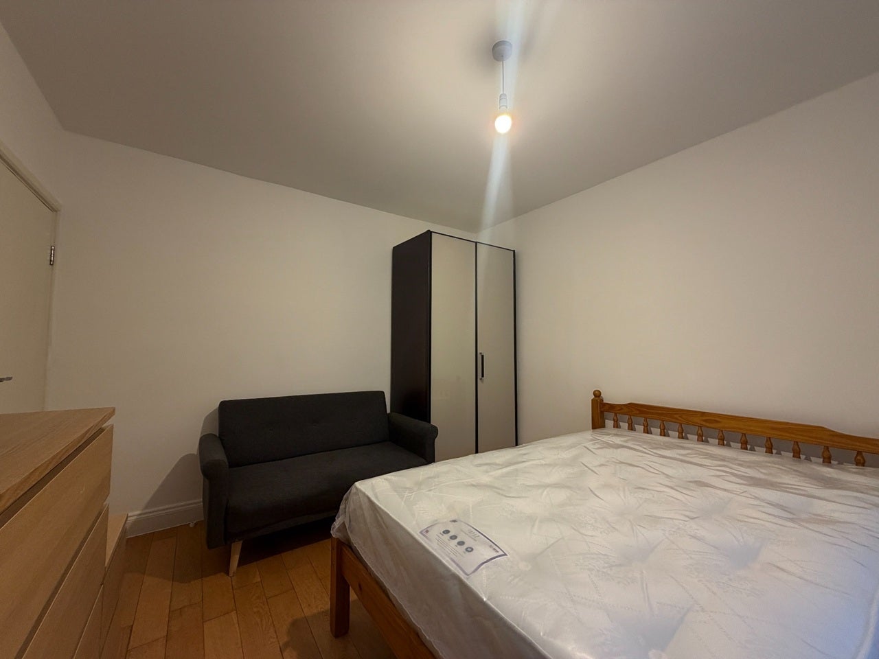 Flat Holders Hill Crescent in Greater London