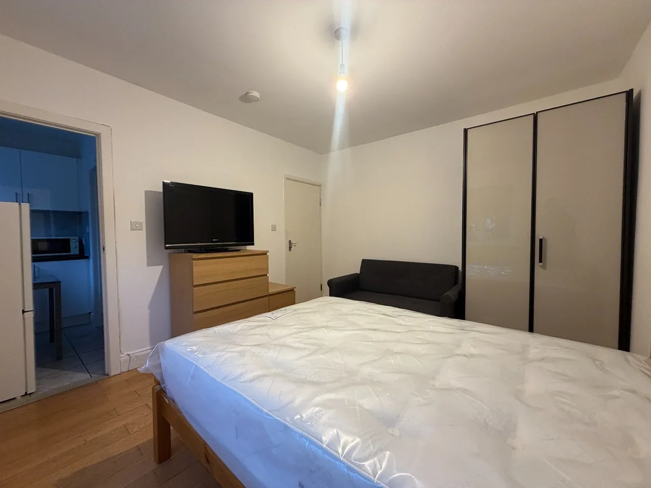 Flat Holders Hill Crescent in Greater London