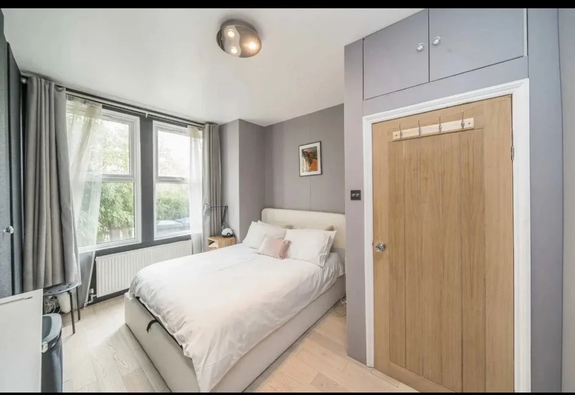 Flat Midland Terrace in Greater London