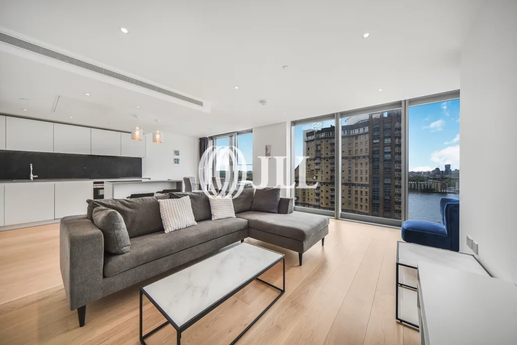 Flat South Quay Square in Greater London