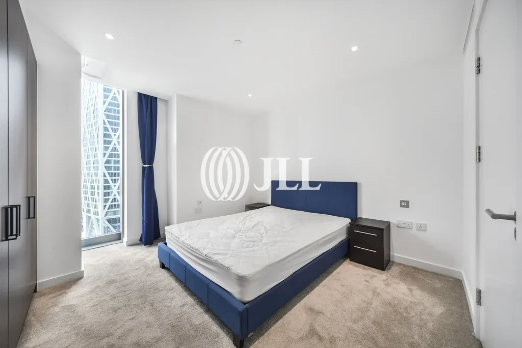 Flat South Quay Square in Greater London